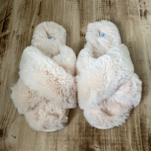 A MTL 1980 Cream Cross Band Fuzzy Slippers